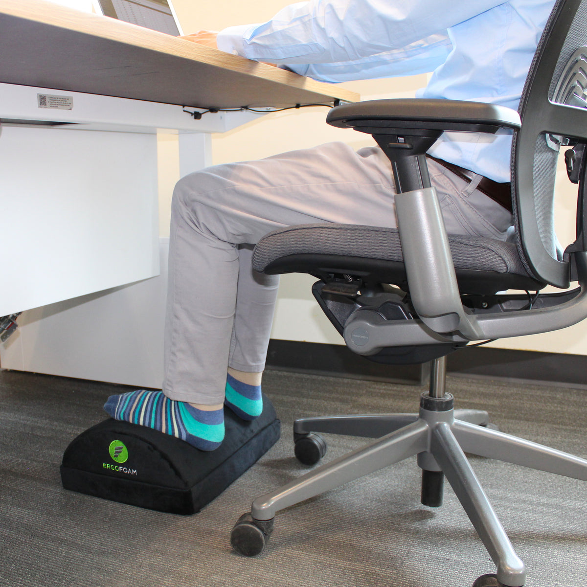 What is the benefit of an ergonomic footrest in the office? - Santergo